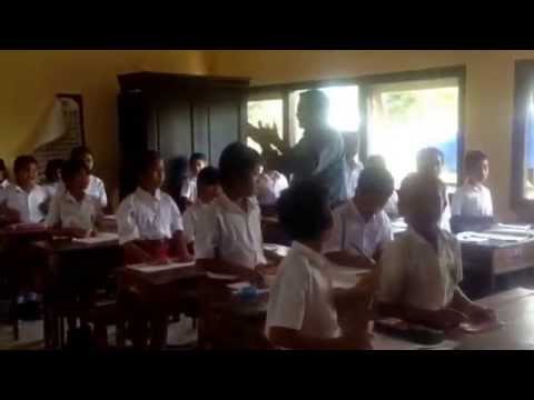 Balinesische Schulklasse singt die Nationalhymne